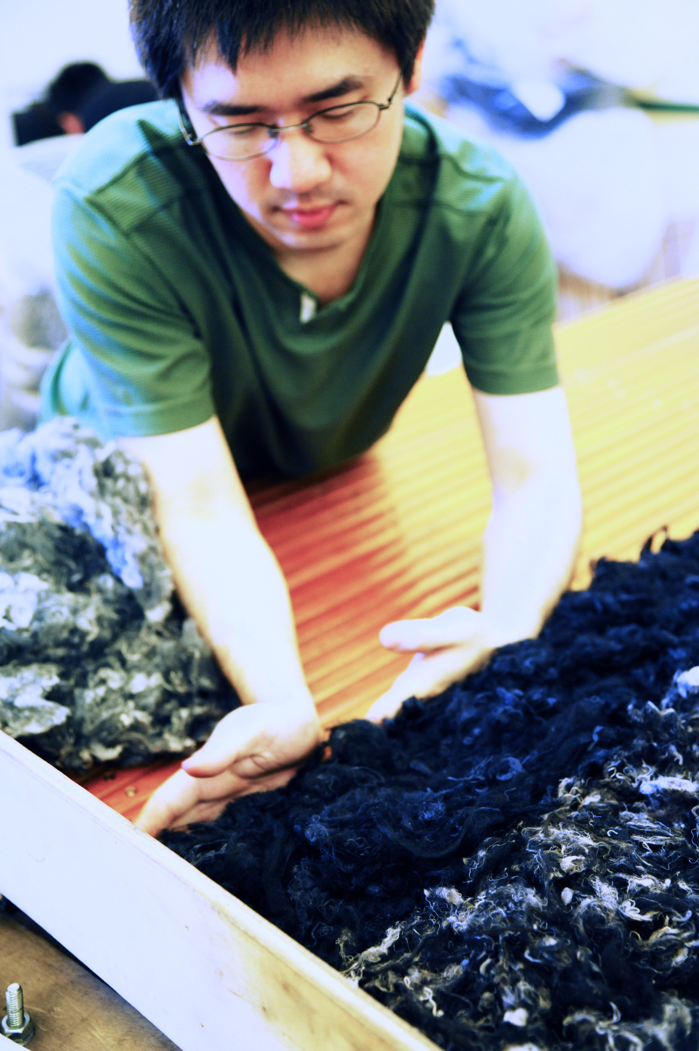 3--Carding - lining up dyed raw materials by hands